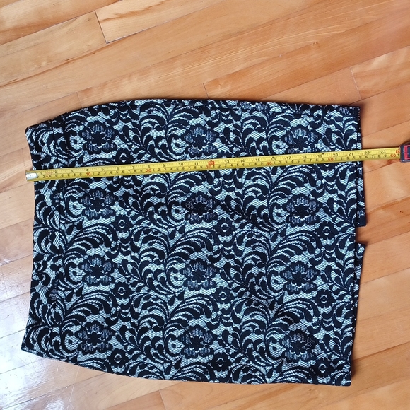 Black and white lace skirt Size 4 - Picture 6 of 8